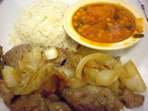 Bistec with onions, rice and beans